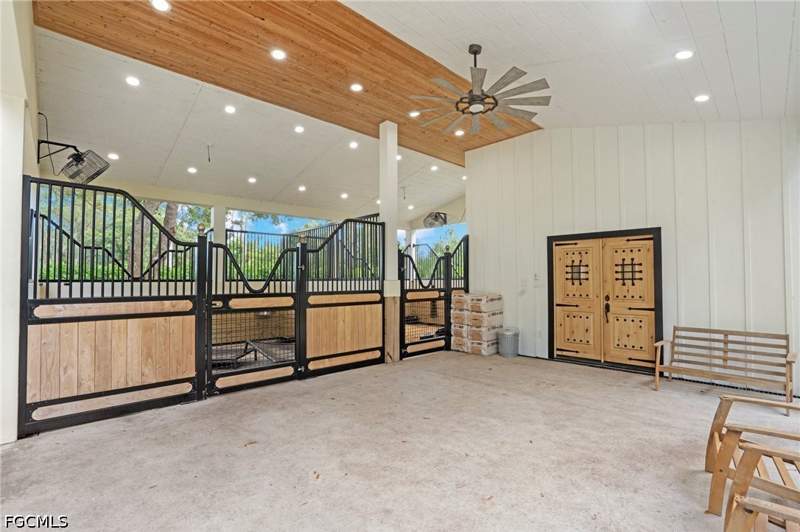 6 bedroom SingleFamilyResidence at 21531 N River Rd, Alva, Alva — photo 4