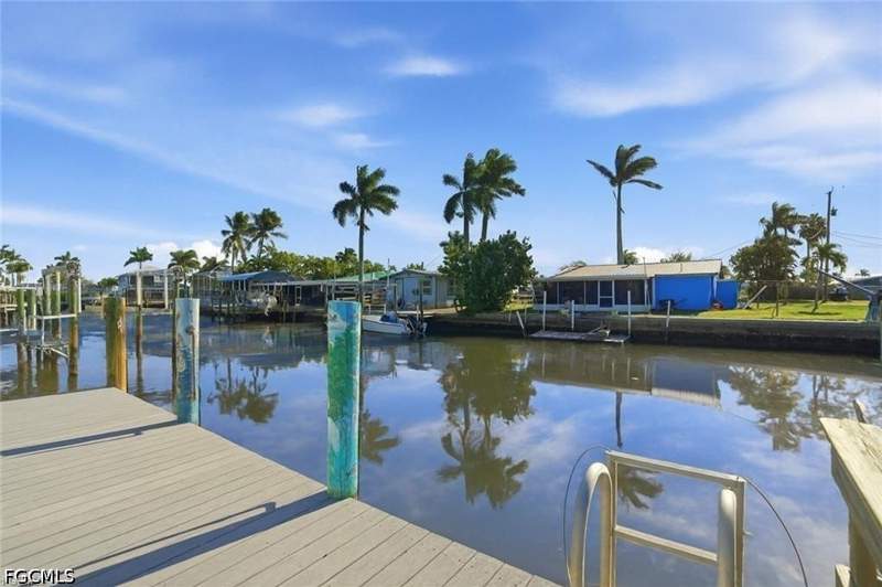 2 bedroom SingleFamilyResidence at 2607 Bayshore Dr, Island Harbors, Matlacha — photo 2