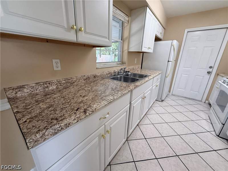 3 bedroom SingleFamilyResidence at 2511 W Cypress Ave, Fort Myers Shores, Fort Myers — photo 3