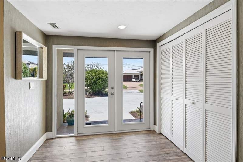 5 bedroom SingleFamilyResidence at 1812 Coral Cir, North Fort Myers, North Fort Myers — photo 3
