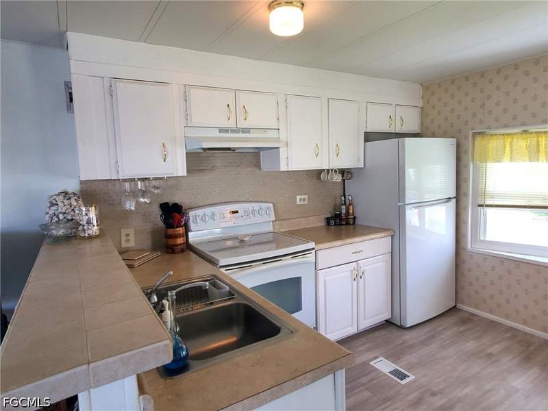 2 bedroom ManufacturedHome at 865 Moonlight Dr, Lazy Days Mobile Village, North Fort Myers — photo 5