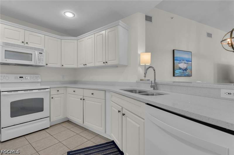 2 bedroom Townhouse at 12130 Summergate Cir 104, Summerwind, Fort Myers — photo 4