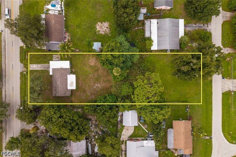 3 bedroom SingleFamilyResidence at 122 Evergreen Rd, Mariana Heights, North Fort Myers — photo 2
