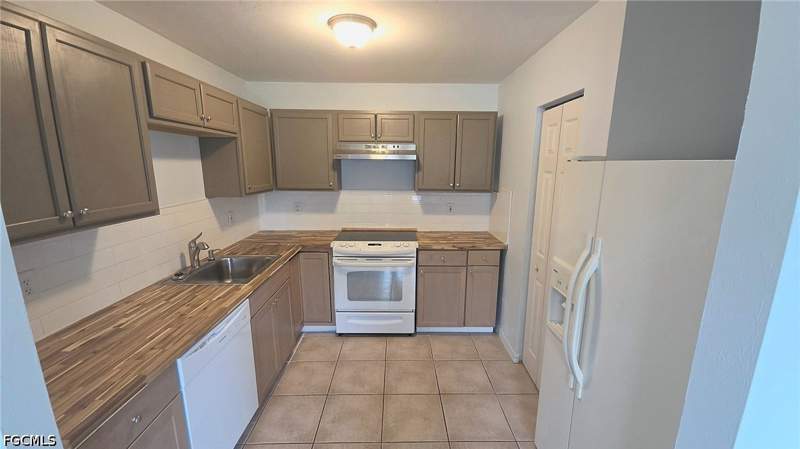 3 bedroom SingleFamilyResidence at 2624 Jean Marie Ct, Habitat Village, Fort Myers — photo 4
