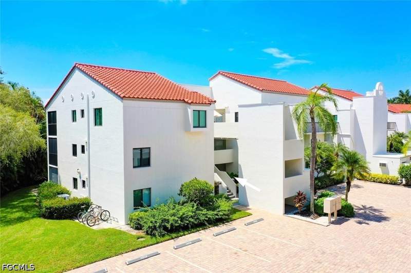 2 bedroom Condominium at 592 Beachwalk Cir 105, Beachwalk Gardens, Naples — photo 2