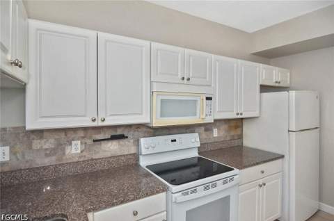 6400 Aragon Way 108, Fort Myers FL - photo 10 of 33