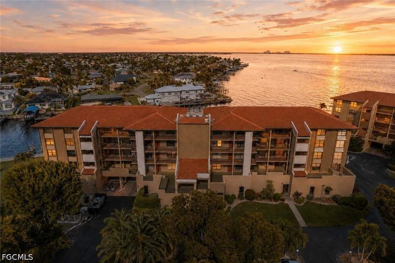 2 bedroom Condominium at 4013 SE 20th Pl 401, Rivers Condo, Cape Coral — photo 2