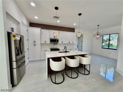 805 Lincoln Ave, Lehigh Acres FL - photo 13 of 46
