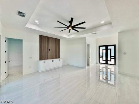 805 Lincoln Ave, Lehigh Acres FL - photo 6 of 46