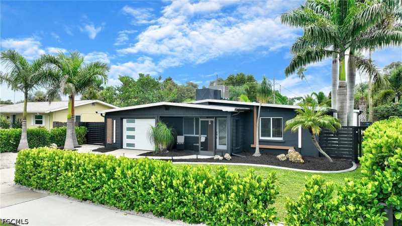 2 bedroom SingleFamilyResidence at 1640 Oakley Ave, Palmlee Park, Fort Myers — photo 1