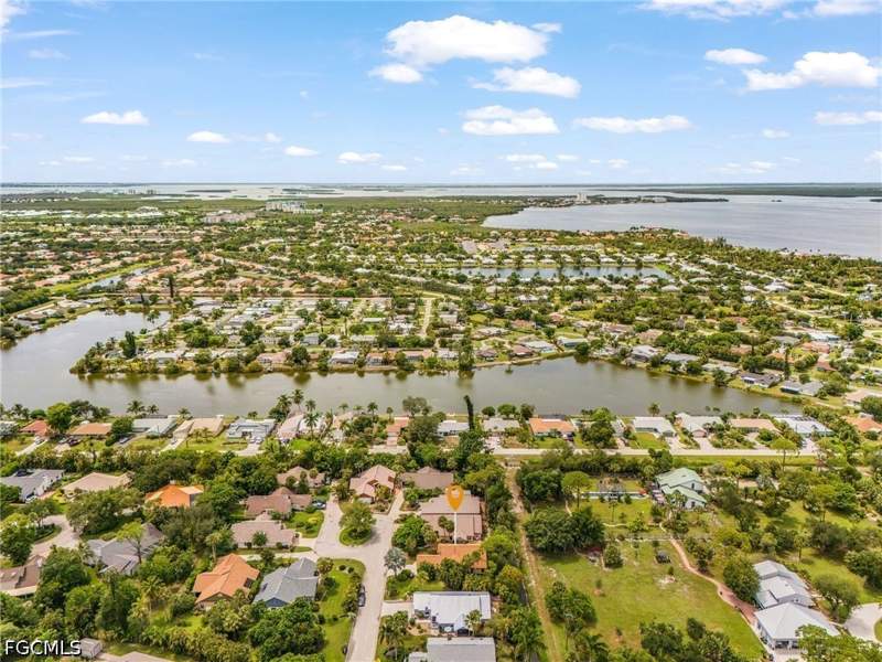 3 bedroom SingleFamilyResidence at 12538 Barrington Ct, McGregor Woods, Fort Myers — photo 2