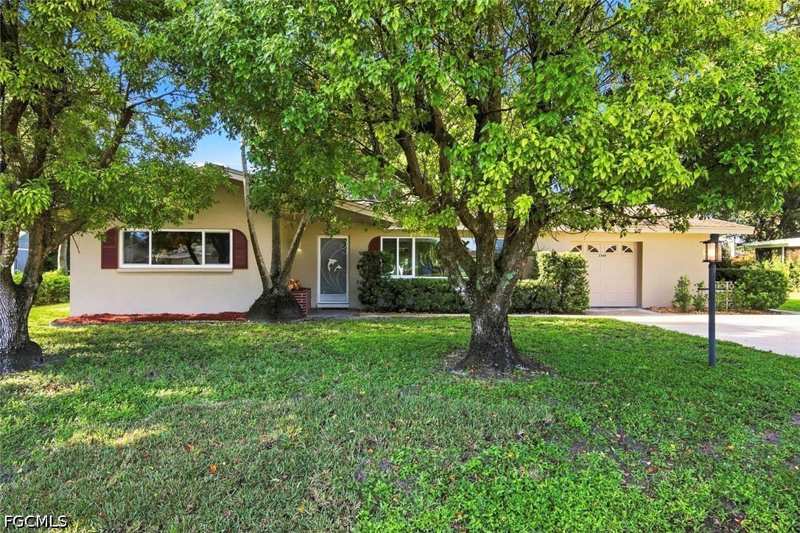 2 bedroom SingleFamilyResidence at 2248 Ivy Ave, Fort Myers Villas, Fort Myers — photo 1