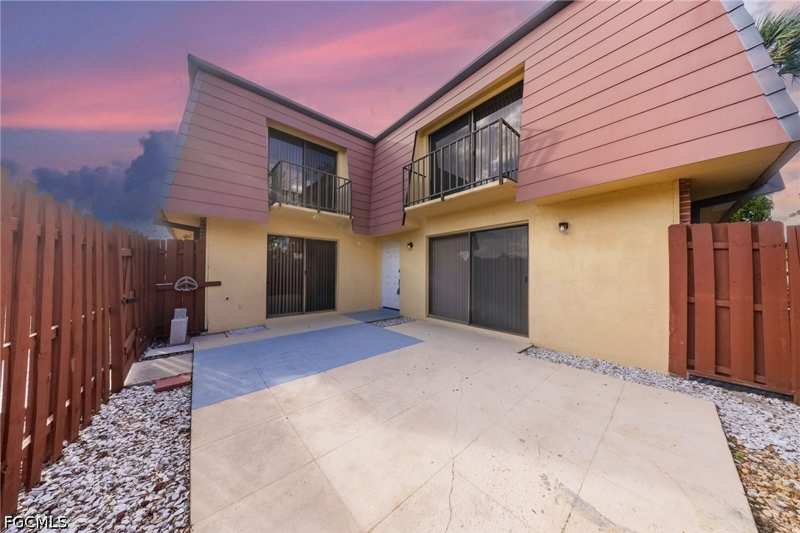 2 bedroom Townhouse at 1570 Park Meadows Dr 1, Parkwood Villas, Fort Myers — photo 1