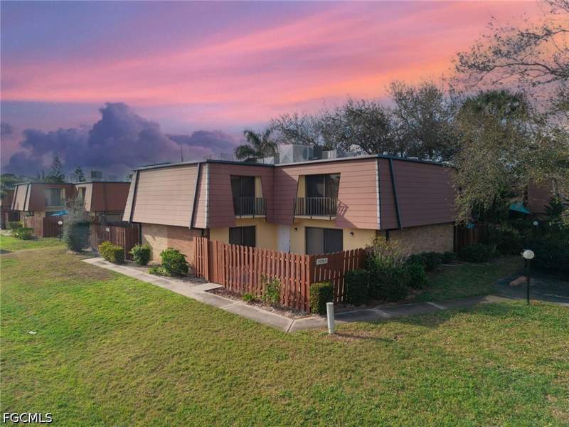 2 bedroom Townhouse at 1570 Park Meadows Dr 1, Parkwood Villas, Fort Myers — photo 2