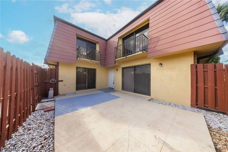 2 bedroom Townhouse at 1570 Park Meadows Dr 1, Parkwood Villas, Fort Myers — photo 3