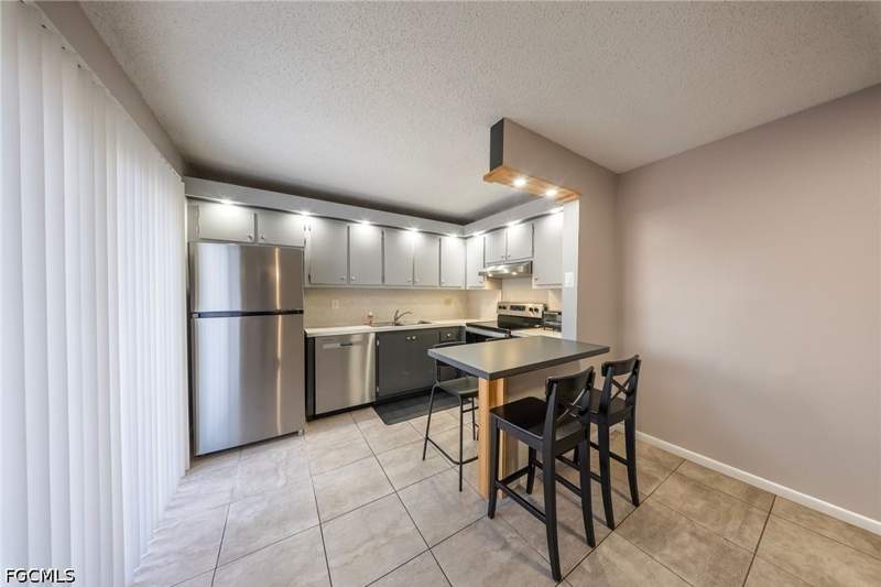 2 bedroom Townhouse at 1570 Park Meadows Dr 1, Parkwood Villas, Fort Myers — photo 5