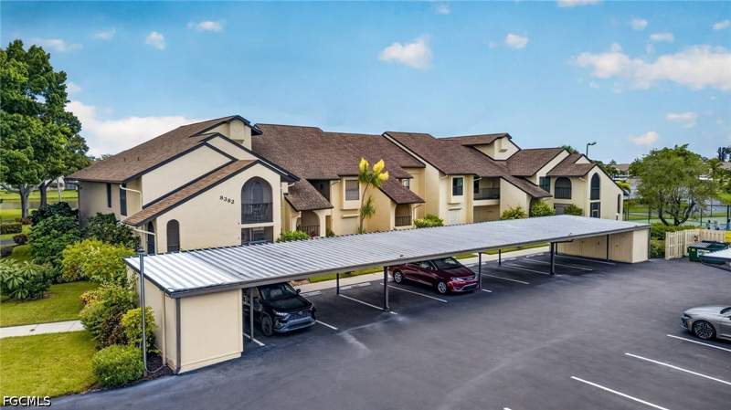 3 bedroom Condominium at 8382 Charter Club Cir 6, Club At Crystal Lake Condominium, Fort Myers — photo 2