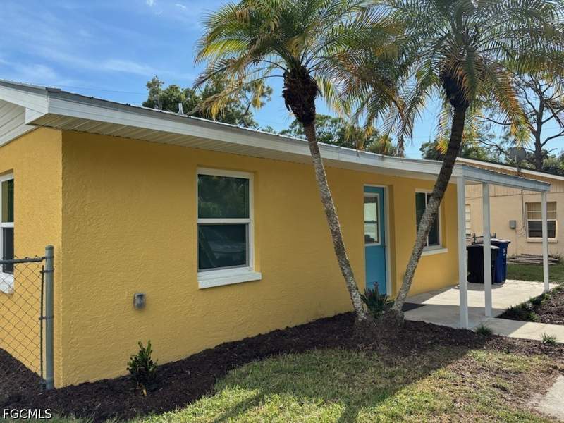 2 bedroom SingleFamilyResidence at 537 Capitol St, Palmona Park, North Fort Myers — photo 2