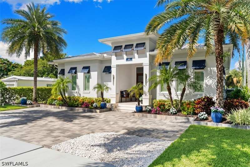 4 bedroom SingleFamilyResidence at 665 10th St N, Lake Park, Naples — photo 1