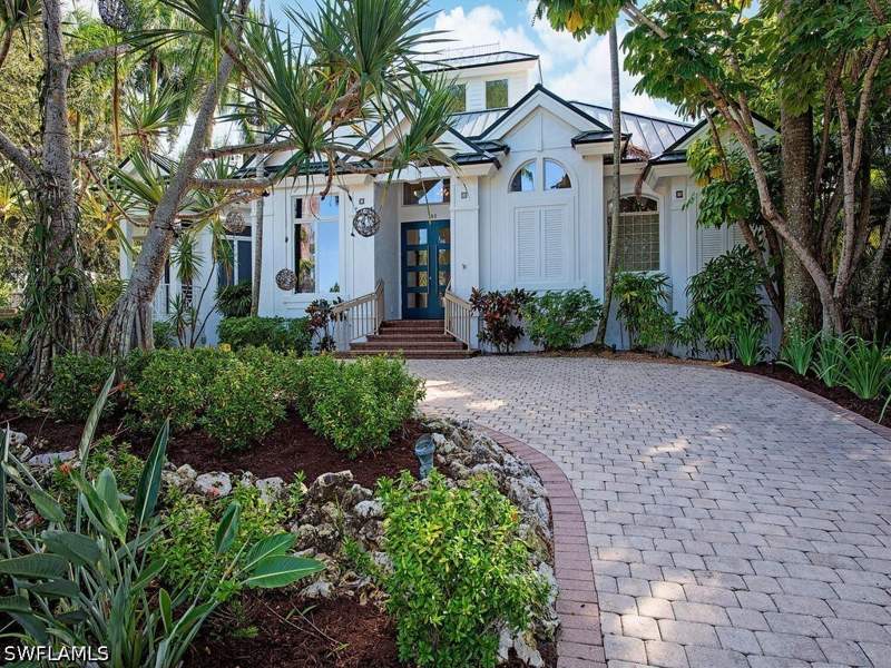 3 bedroom SingleFamilyResidence at 180 7th Ave S, Olde Naples, Naples — photo 2