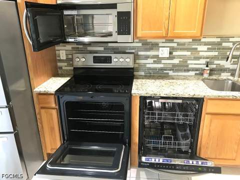 10025 Ravello Blvd, Fort Myers FL - photo 9 of 32