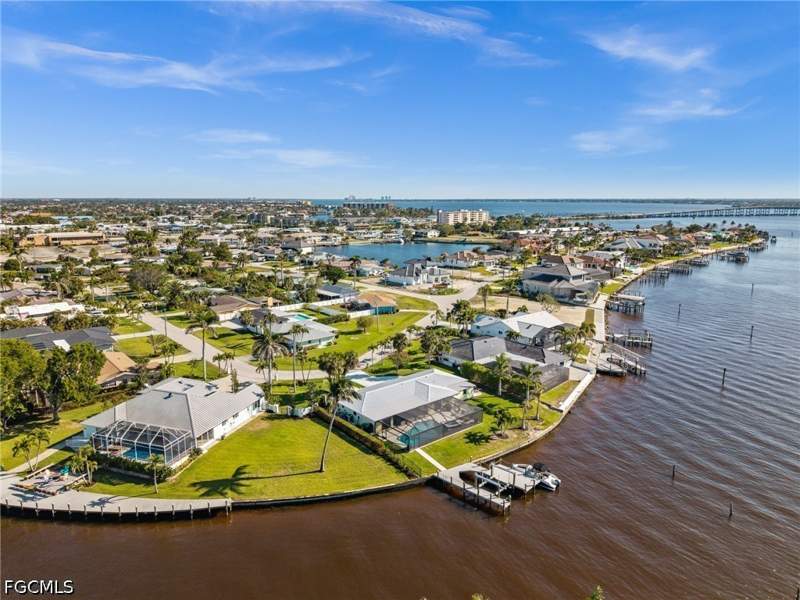 4 bedroom SingleFamilyResidence at 1600 Edith Esplanade, Yacht Club, Cape Coral — photo 2