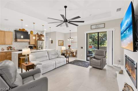 810 Sentinela Blvd, Lehigh Acres FL - photo 10 of 38