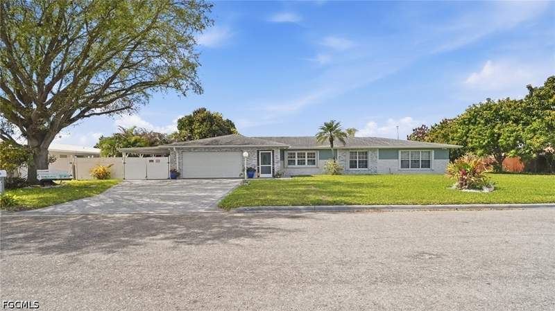 3 bedroom SingleFamilyResidence at 208 Daleview Ave, Lehigh Acres, Lehigh Acres — photo 2