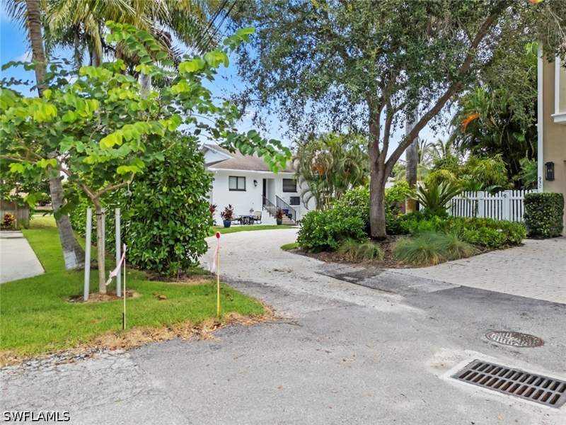 4 bedroom Duplex at 560 9th Ave S, Olde Naples, Naples — photo 4