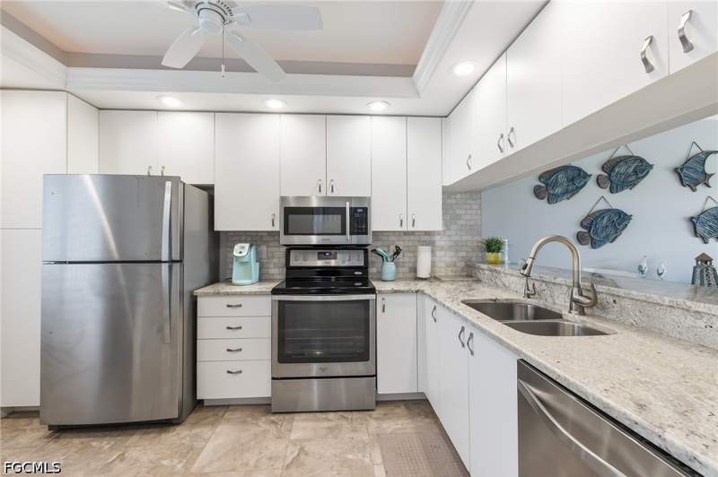 2 bedroom Condominium at 14891 Hole In One Cir 205, Golfview Golf & Racquet Club, Fort Myers — photo 4