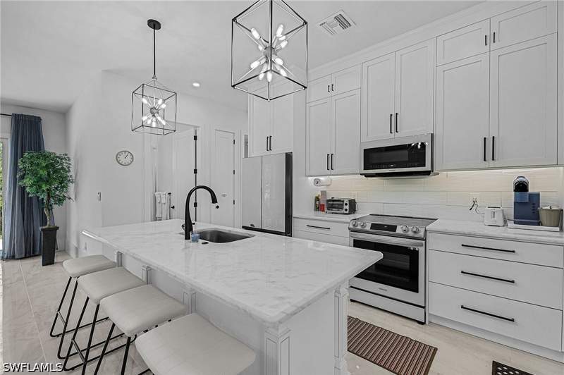 4 bedroom SingleFamilyResidence at 2499 Pine St, W H Surency, Naples — photo 3