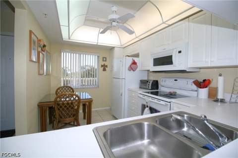 14931 Park Lake Dr 303, Fort Myers FL - photo 8 of 33