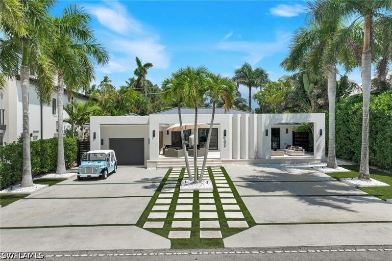 3 bedroom SingleFamilyResidence at 1095 Sandpiper St, Oyster Bay, Naples — photo 2