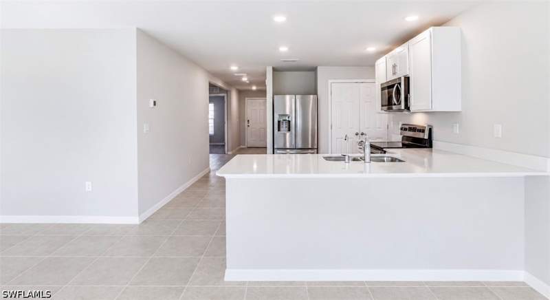 3 bedroom SingleFamilyResidence at 6026 Pecan Cir, Port Labelle, Labelle — photo 4