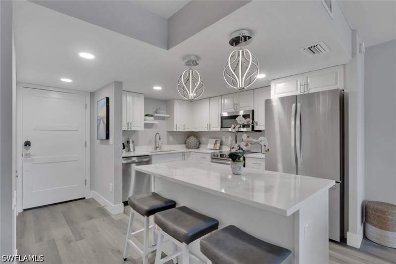 2 bedroom Condominium at 3 Bluebill Ave 107, Vanderbilt Towers, Naples — photo 5