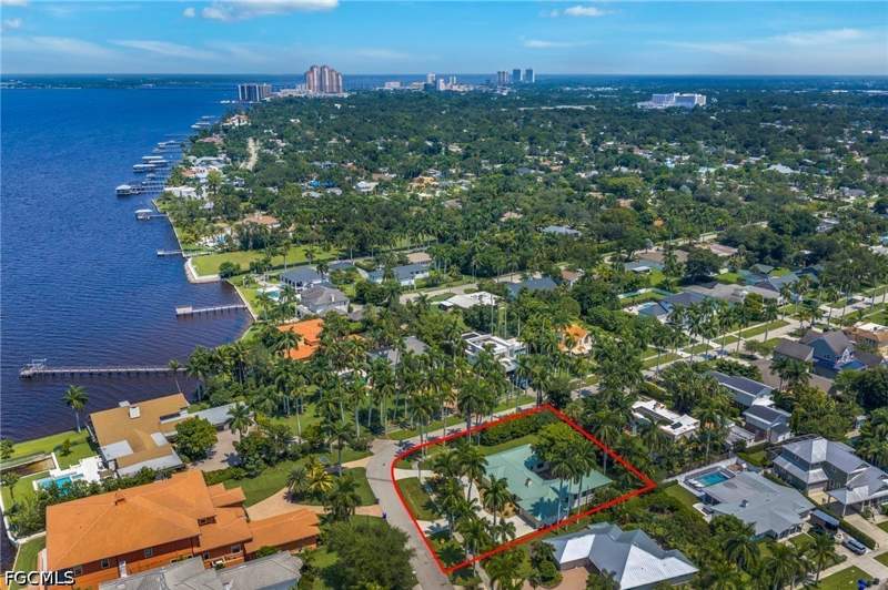 3 bedroom SingleFamilyResidence at 3209 W Riverside Dr, Riverside, Fort Myers — photo 2