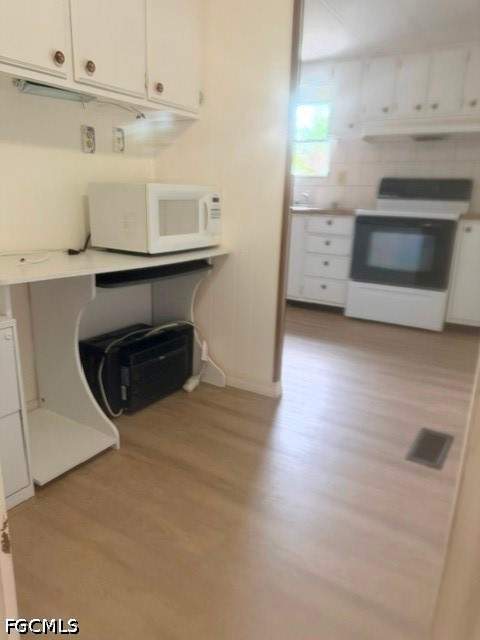 2 bedroom ManufacturedHome at 7680 Helen Rd, September Estates Amended, Bokeelia — photo 4