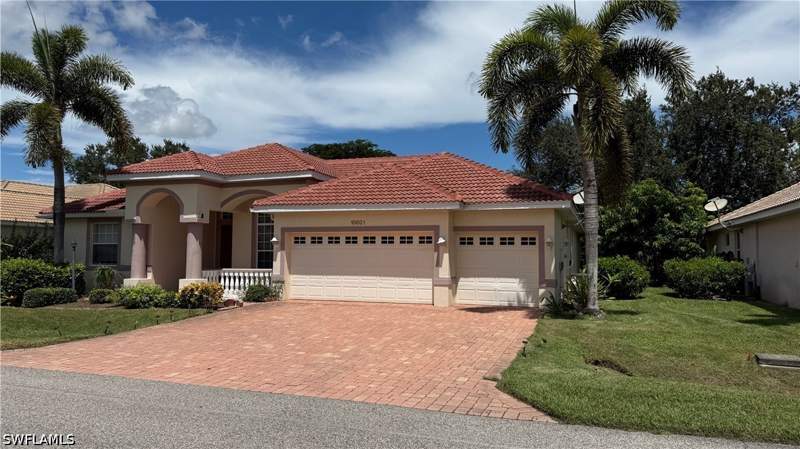 4 bedroom SingleFamilyResidence at 10601 Sir Michaels Place Dr, Sir Michaels Place, Bonita Springs — photo 2