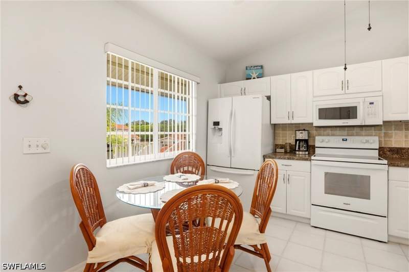 2 bedroom Condominium at 1723 Reuven Cir 2004, St. George, Naples — photo 3