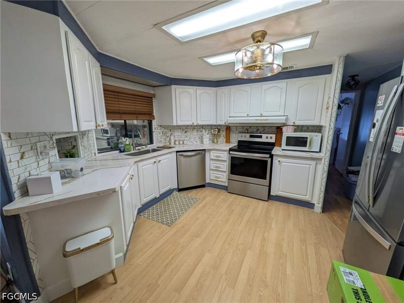 2 bedroom ManufacturedHome at 9033 Flamingo Cir, Tamiami Village, North Fort Myers — photo 2