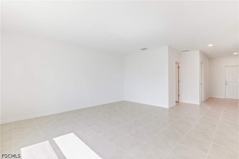 4 bedroom SingleFamilyResidence at 321 Lakeside Hideaway Ln, Whispering Lakes, Lehigh Acres — photo 4