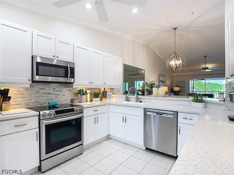 2 bedroom Condominium at 10508 Washingtonia Palm Way 4526, Twin Lakes, Fort Myers — photo 3