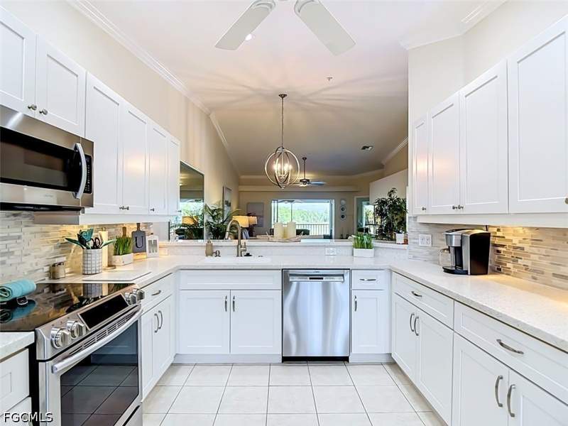 2 bedroom Condominium at 10508 Washingtonia Palm Way 4526, Twin Lakes, Fort Myers — photo 4