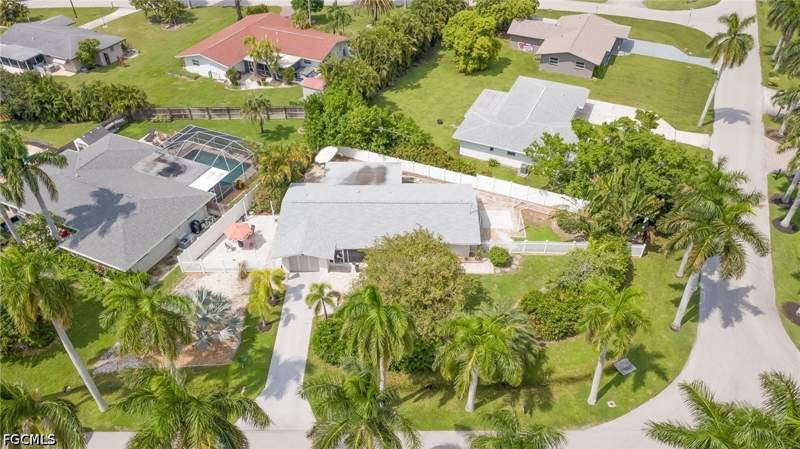 2 bedroom SingleFamilyResidence at 269 Bayshore Dr, Cape Coral, Cape Coral — photo 2