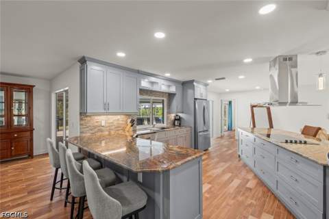 9421 Moonlight Dr, Sanibel FL - photo 10 of 50