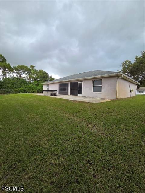 1025 Iris St E, Lehigh Acres FL - photo 7 of 41