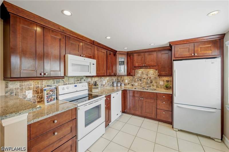 2 bedroom Condominium at 416 Teryl Rd 2363, Glades Country Club, Naples — photo 3