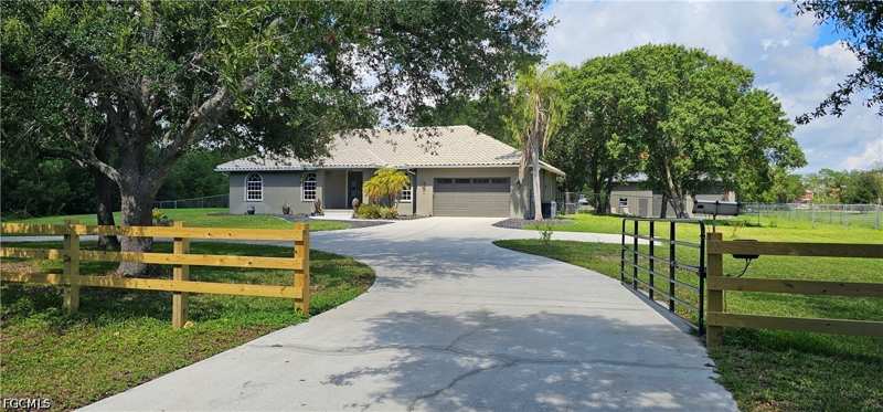 4 bedroom SingleFamilyResidence at 20101 Huffmaster Rd, North Fort Myers, North Fort Myers — photo 1