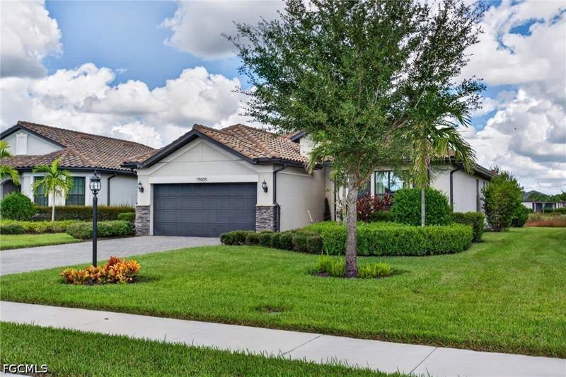 3 bedroom SingleFamilyResidence at 19605 Utopia Ln, The Place At Corkscrew, Estero — photo 3
