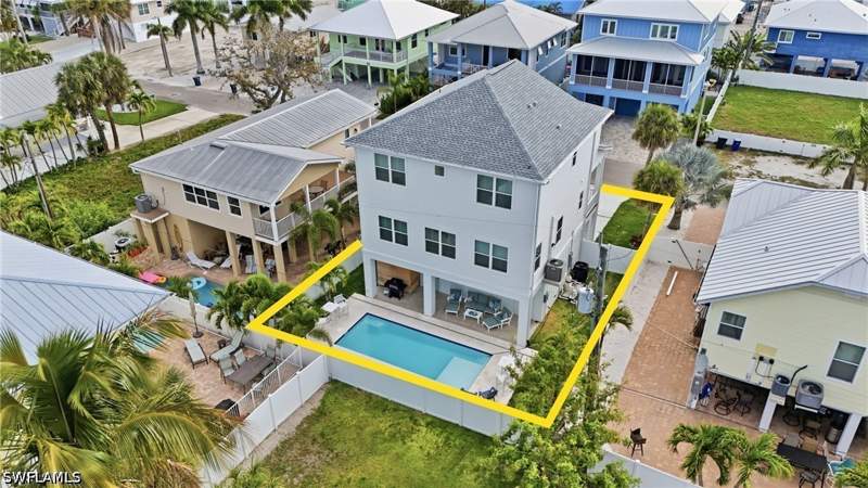 5 bedroom SingleFamilyResidence at 129 Pearl St, Hills T.P., Fort Myers Beach — photo 4